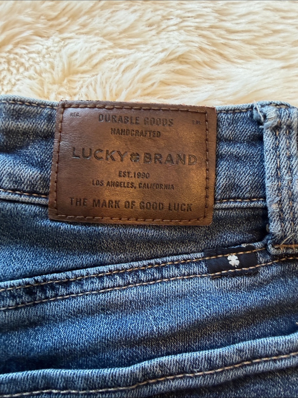 Lucky Brand dark blue denim jeans with leather logo patch - Picture 2 of 4